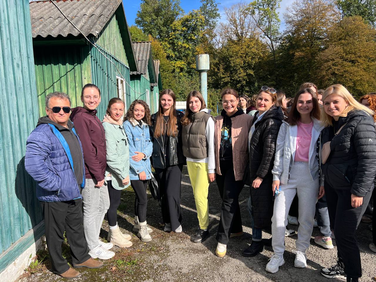 Викладачі факультету іноземних мов радісно вітають студентів